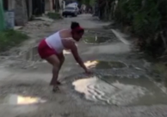 Celebran «cumpleaños» a hoyos en sector Villermosa de San Cristóbal ante abandono de autoridades