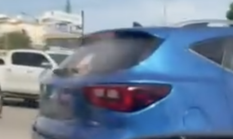 Motorista rompe cristal de jeepeta tras discusión en el sector El Millón