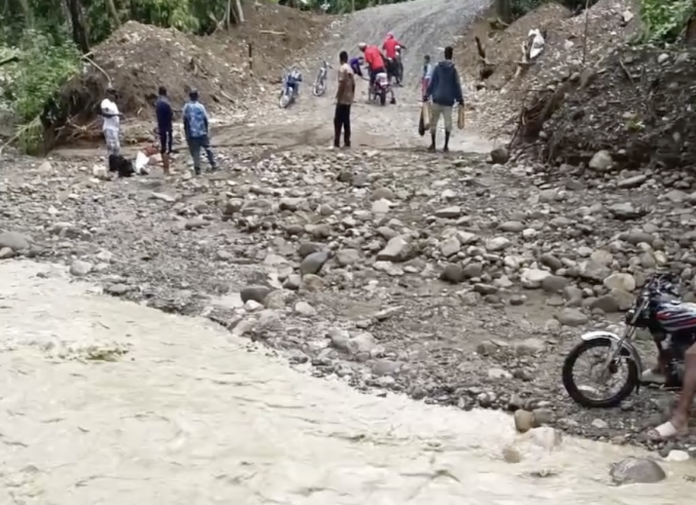 Comunitarios de Paso de los Burros y Arroyo Blanco quedan aislados tras colapso de puente