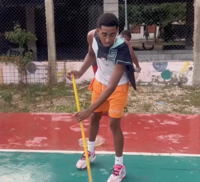 Jóvenes de Fondo Negro en Barahona exigen construcción de techado para apoyar el deporte