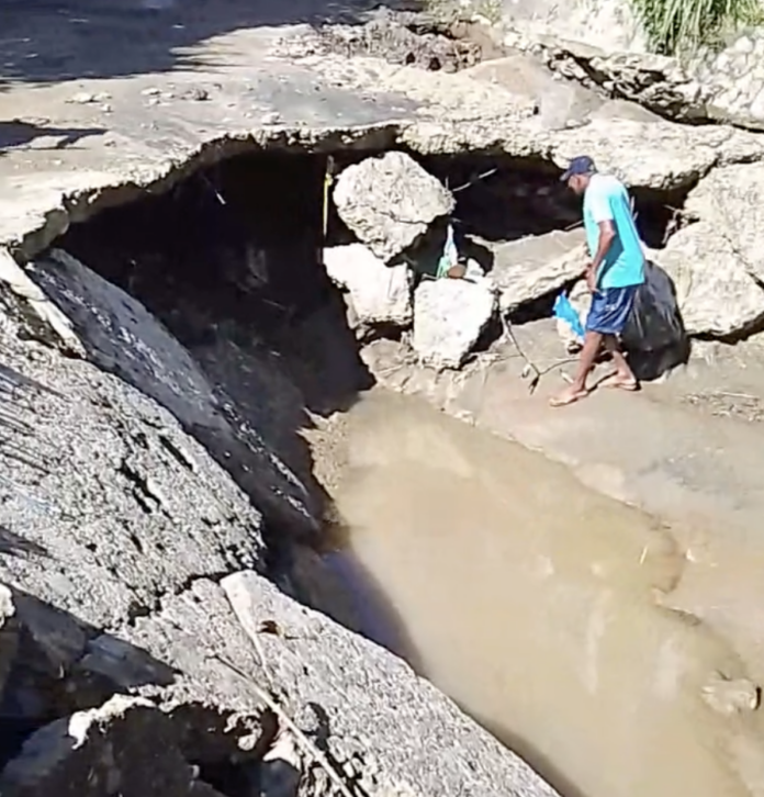 Puente colapsado sobre el río Los Almácigos representa un peligro mortal para la comunidad