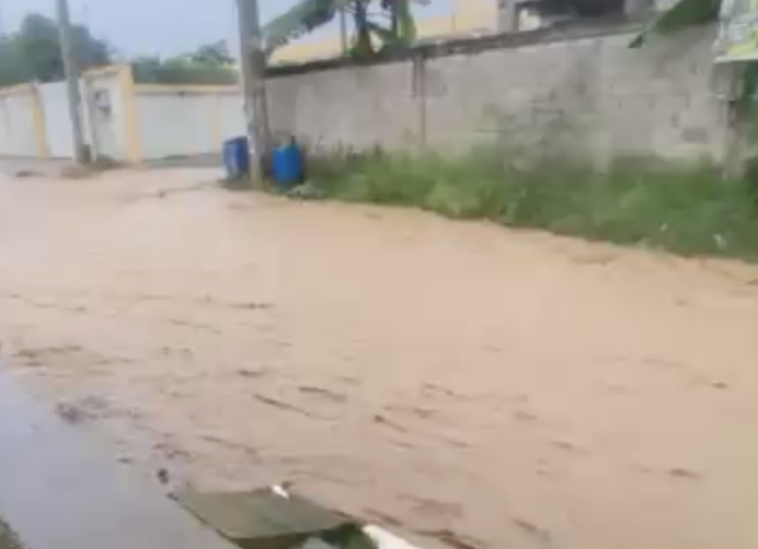 Intensas lluvias provocan inundaciones en Carrera de Palmas, La Vega