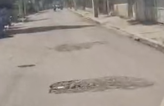 Denuncian grandes hoyos dejados por CORAASAN en la carretera Parada Vieja de Santiago