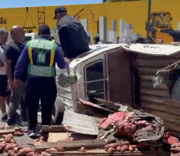 Aparatoso accidente frente a la estación Franklin Mieses deja camioneta volcada
