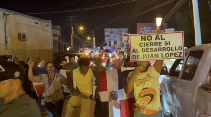 Comunitarios realizan vigilia en el Cruce de Chero en rechazo a cambios viales que afectarían a Juan López y zonas aledañas