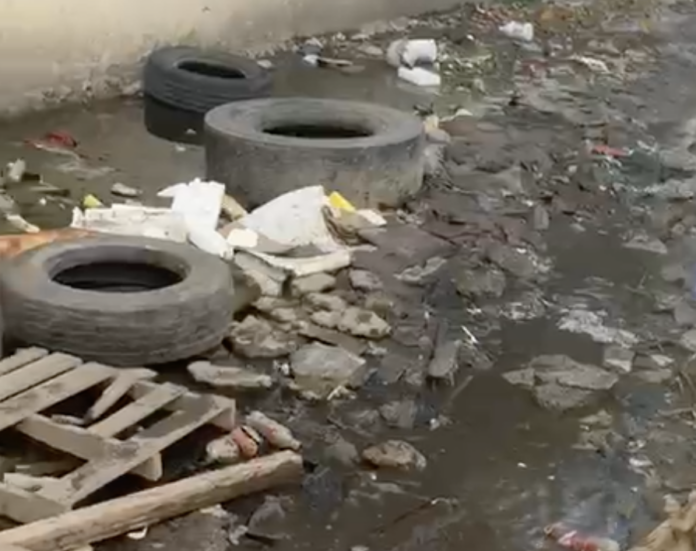 Denuncian foco de contaminación por aguas estancadas en la intersección de la París con 27
