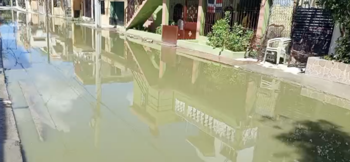 Denuncian foco de enfermedades por aguas estancadas en la calle Caamaño de Santo Domingo Este