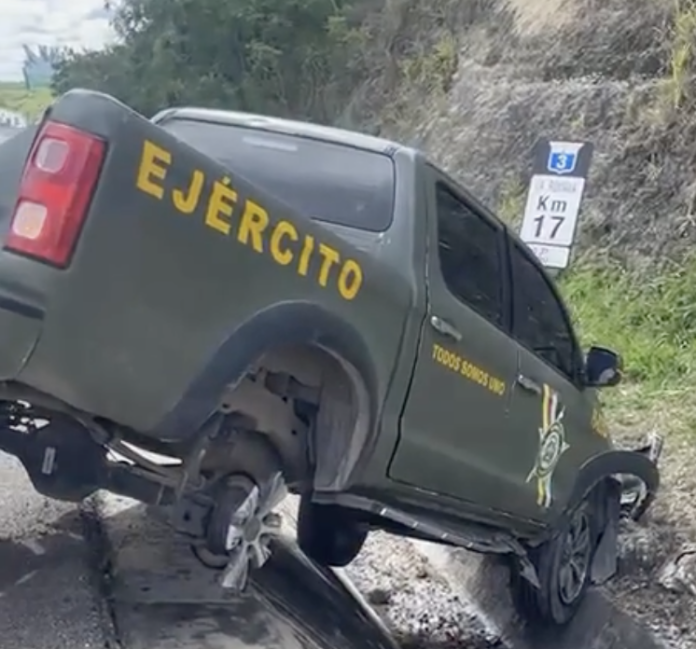 Camioneta del Ejército se accidenta tras estallido de neumático en el kilómetro 14 de Cumayasa