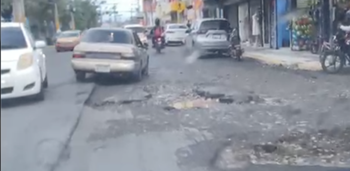 Denuncian grandes hoyos en la Isabel Aguiar frente al Hospital Marcelino Vélez