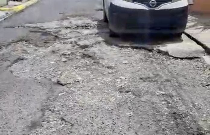 Denuncian abandono y deterioro de calles principales en Los Alcarrizos