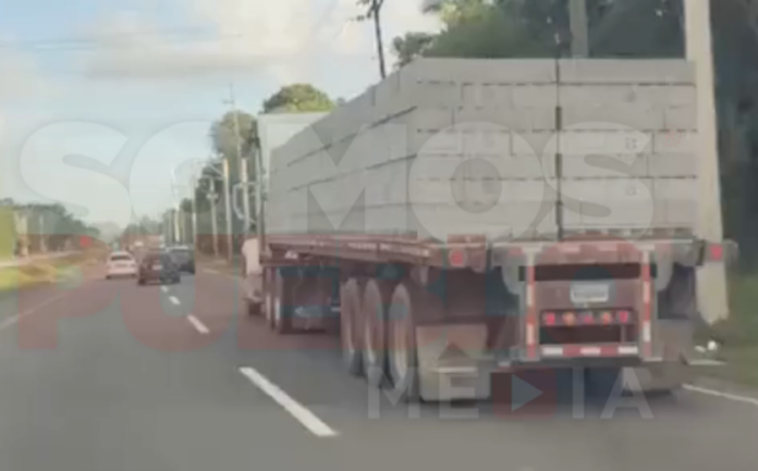 Denuncian transporte de materiales de construcción sin medidas de seguridad en la autopista Duarte