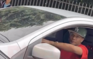 Reportan incidente donde conductor intentó agredir a agente de la DIGESETT en la vía pública