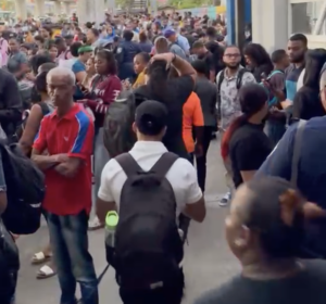 Usuarios varados tras falta de energía eléctrica en la estación Mamá Tingó del Metro