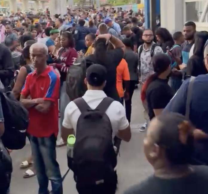 Usuarios varados tras falta de energía eléctrica en la estación Mamá Tingó del Metro