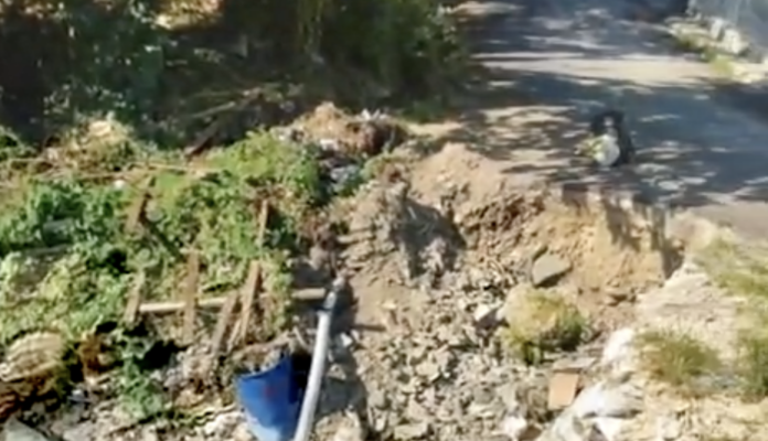 Denuncian cañada que destruye vía en el sector Don Honorio del Distrito Nacional