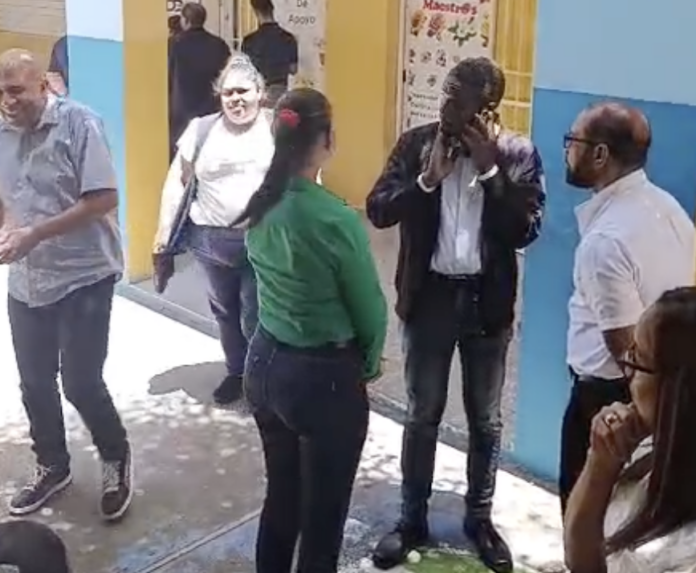 Colapsa sistema de evaluación docente en Santiago y diversas zonas del país