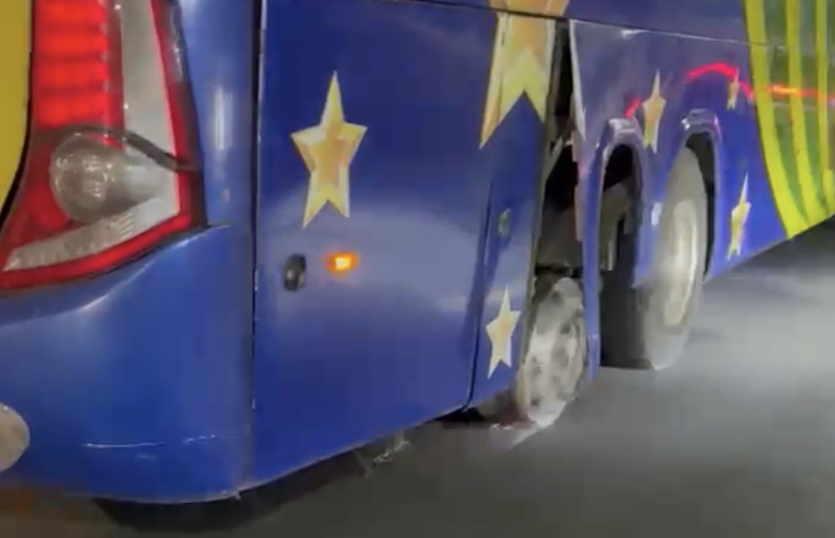 Video capta autobús de Caribe Tours transitando sin neumático por la avenida John F. Kennedy