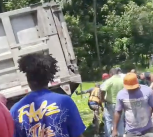 Accidente en la Autopista 6 de noviembre deja personas atrapadas bajo un camión