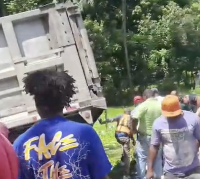 Accidente en la Autopista 6 de noviembre deja personas atrapadas bajo un camión