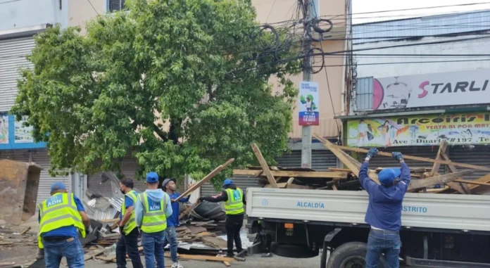 Asociaciones de buhoneros respaldan operativos de recuperación de espacios en las avenidas Duarte y París