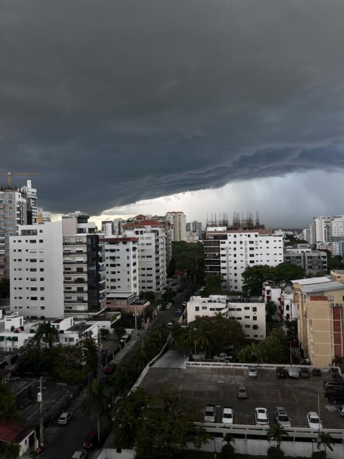 Reportan fuertes lluvias y ráfagas de viento en el Distrito Nacional y el Gran Santo Domingo