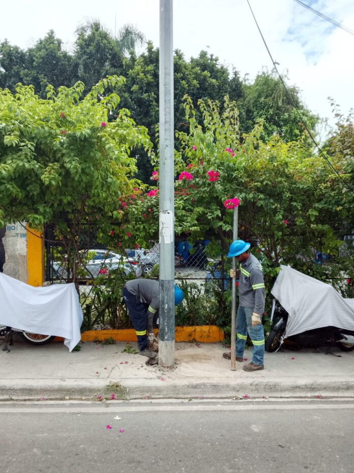 Tras denuncia de Somos Pueblo autoridades corrigen poste de luz torcido en la Zona Colonial