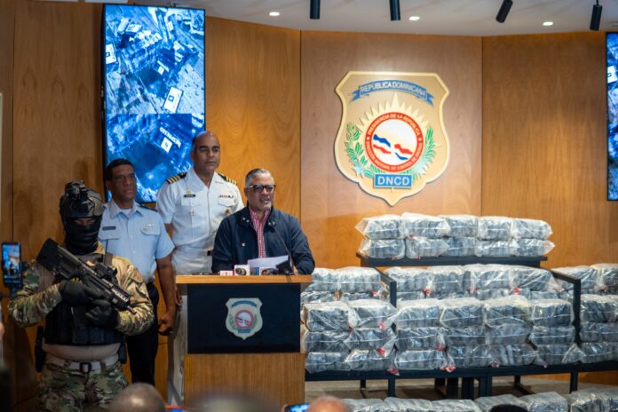 La DNCD incauta 375 paquetes de presuntas sustancias ilícitas frente a las costas de Baní