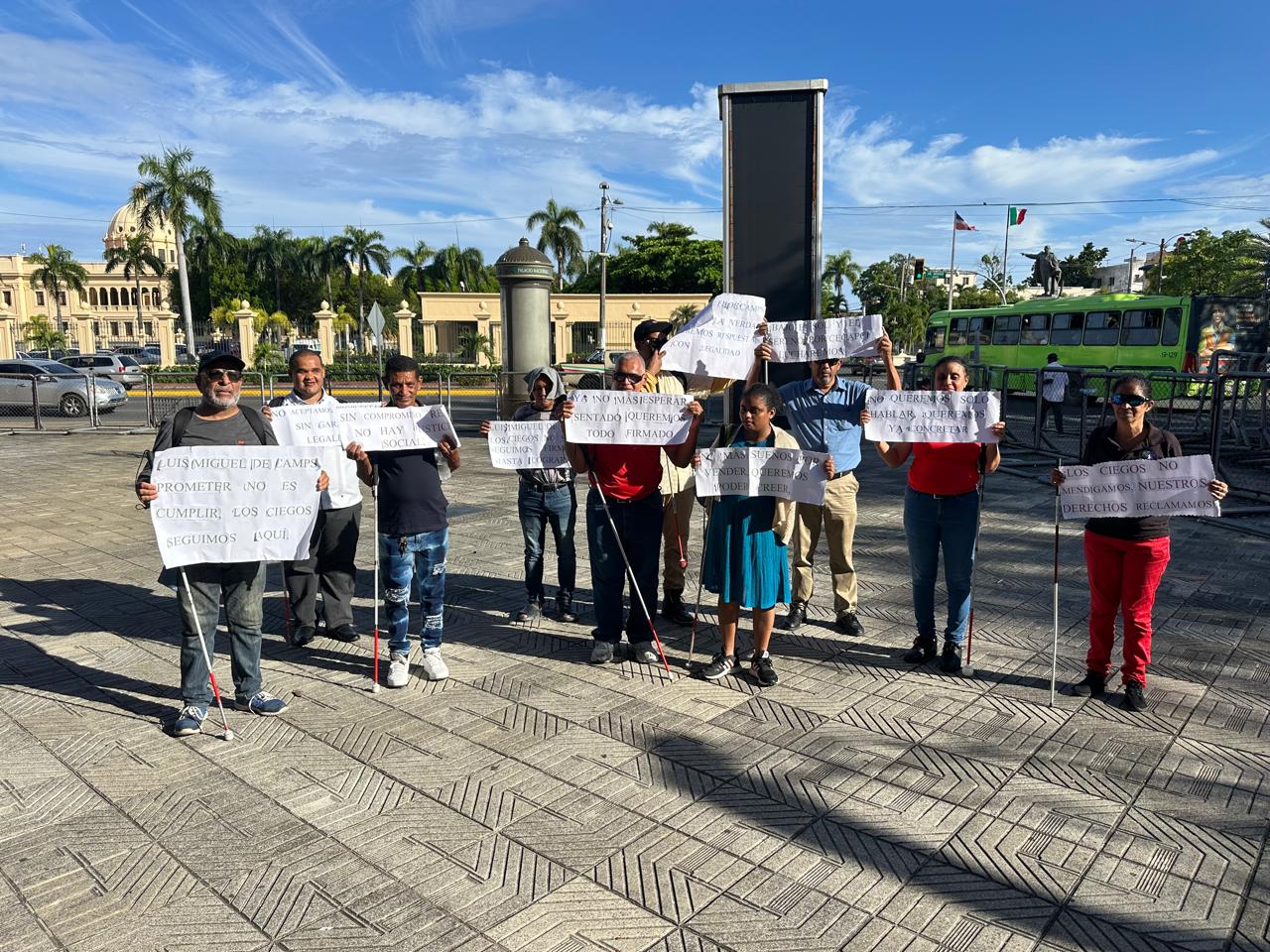Organizaciones del sector discapacidad permanecen frente al Palacio Nacional en demanda de garantías legales
