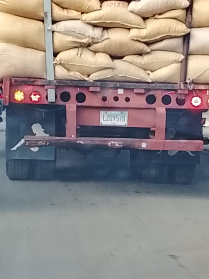 Denuncian camión sobrecargado de arroz en la Avenida Monumental