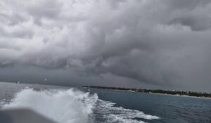 Indomet mantienen alertas por lluvias y oleaje peligroso durante el resto del asueto