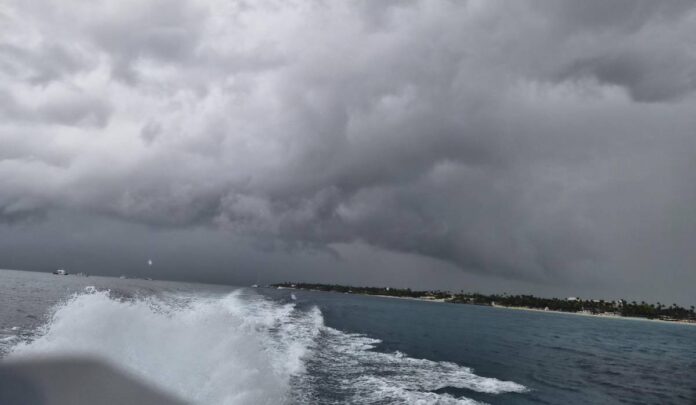 Indomet mantienen alertas por lluvias y oleaje peligroso durante el resto del asueto