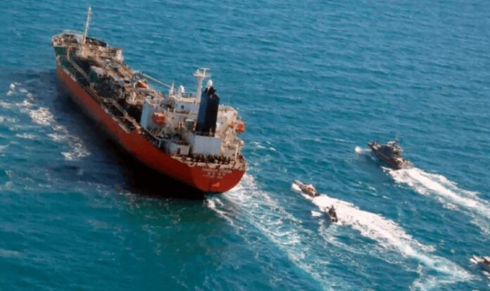 Reportan incidente armado contra embarcación de petróleo en el estrecho de Ormuz