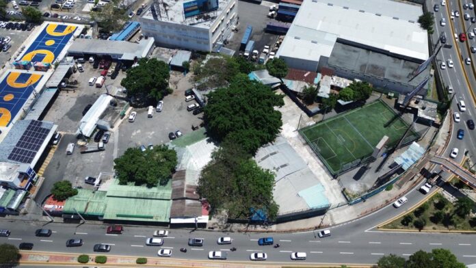 Desalojo en inmueble de las avenidas 27 de Febrero y Máximo Gómez es ejecutado en cumplimiento de decisiones judiciales firmes tras más de veinte años de litigio