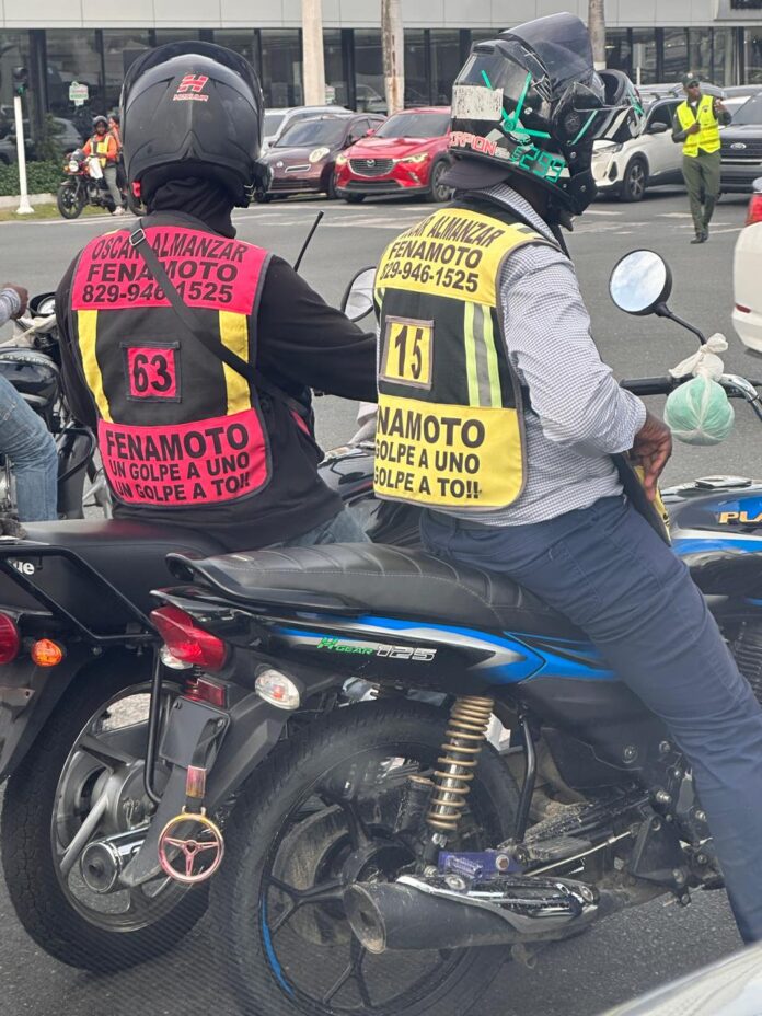 Motoconchos mantienen frase «Un golpe a uno, un golpe a to» en chalecos a pesar de recientes hechos violentos