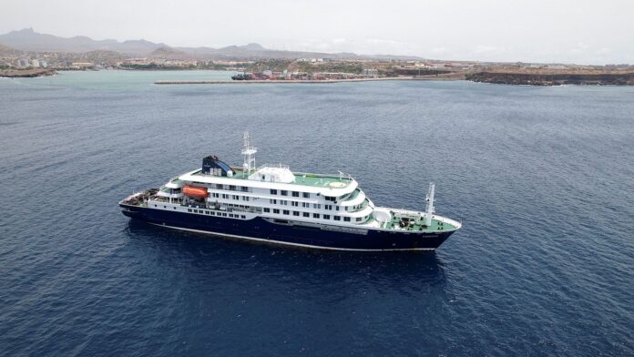 Finaliza operativo en Tenerife: Crucero con brote de hantavirus zarpó tras evacuar a 125 personas