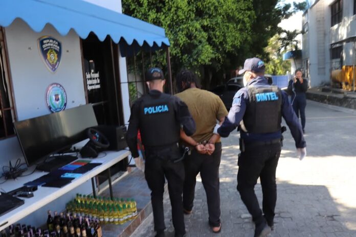 Autoridades apresan a hombre por presunta estafa electrónica mediante internet satelital en Santo Domingo Oeste