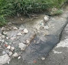 Denuncian olvido y aguas negras en calle principal de Villa Mella; aseguran director de la CAASD los bloqueó