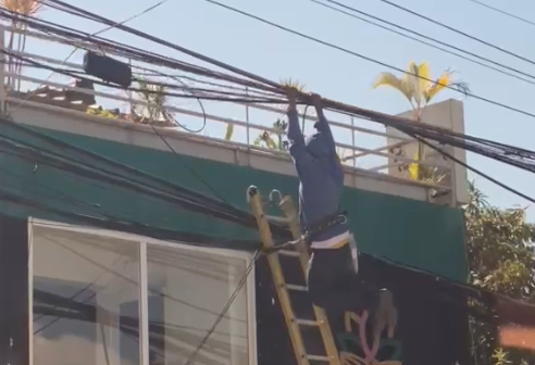 Captan en video a técnico de Claro colgándose de cables en Lucerna en peligroso acto de imprudencia