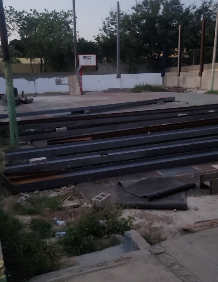 Denuncian paralización de construcción del techado deportivo Hermano Alfredo Morales en Santiago Oeste