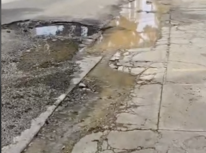 Denuncian persistencia de fugas de agua y deterioro vial en calle de Naco tras dos años de reclamos