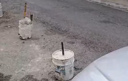 Denuncian obstrucción de parqueos con candados en la Avenida Independencia