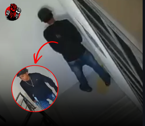 Cámara de seguridad capta a delivery orinando en escaleras de residencial en Ciudad Juan Bosch