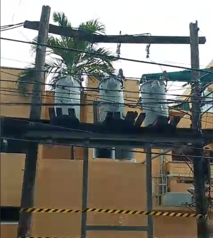 Denuncian peligro inminente por transformadores sostenidos sobre estructura de madera podrida en Gascue