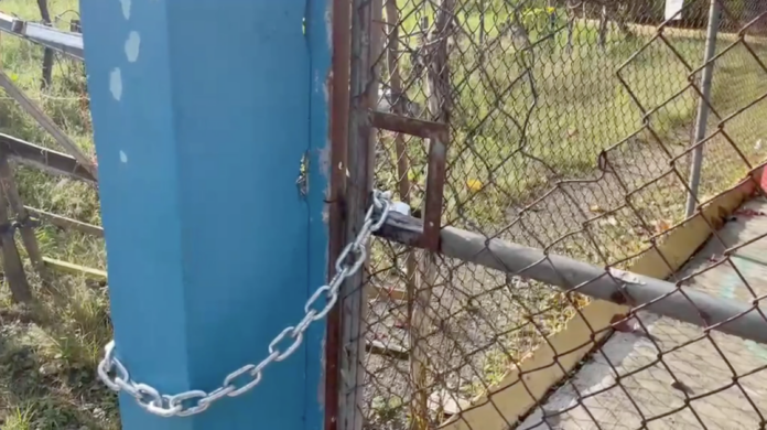Comunidad escolar suspende docencia en El Higüero tras denuncias de presuntas agresiones a alumnos