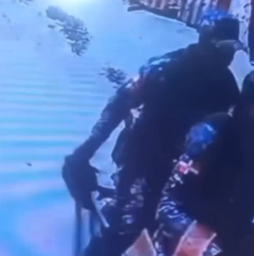 Circula video de policías que presuntamente atracan y hieren a un joven vendedor de fritura en San Pedro de Macorís