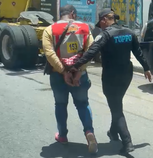 Policía Nacional detiene a parada completa de motoconchistas tras agresión a chofer del TRAE en El Café de Herrera