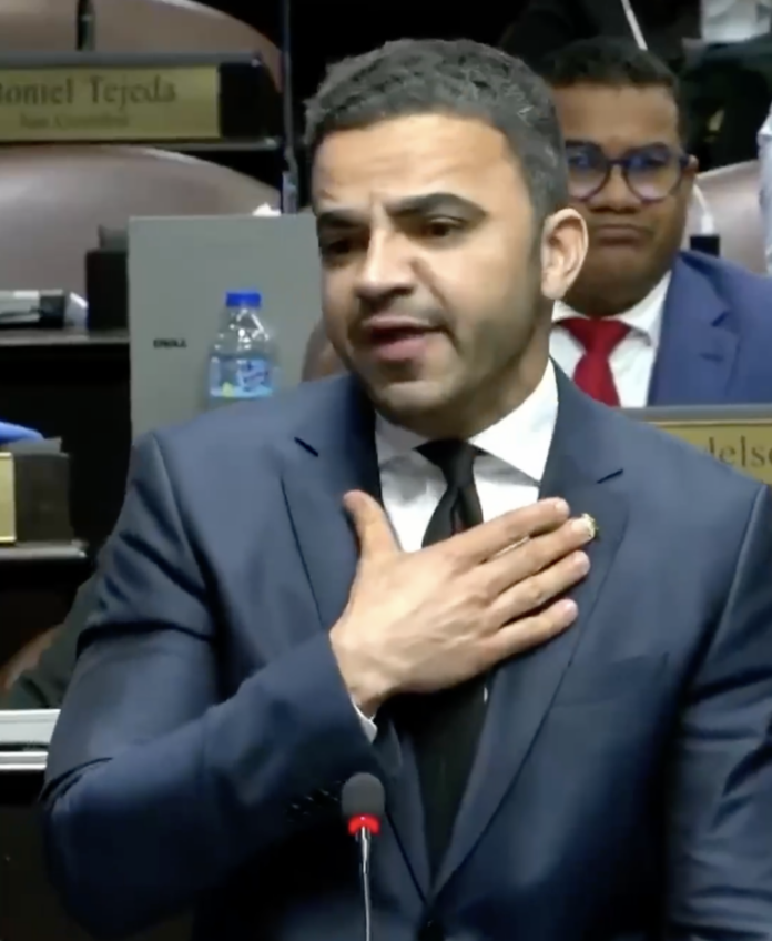 Diputado Nelson Saulo Vega abandona sesión en protesta por aprobación de nuevo préstamo de US$400 millones