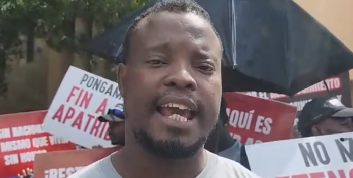 Haitianos protestan frente al Palacio: «No somos extranjeros ni inmigrantes, nacimos aquí y no nos vamos a ir»