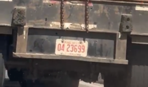 Denuncian patana con placa extranjera transitando ilegalmente sobre el elevado de la avenida John F. Kennedy