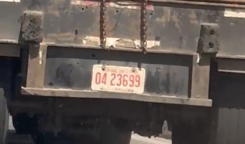 Denuncian patana con placa extranjera transitando ilegalmente sobre el elevado de la avenida John F. Kennedy
